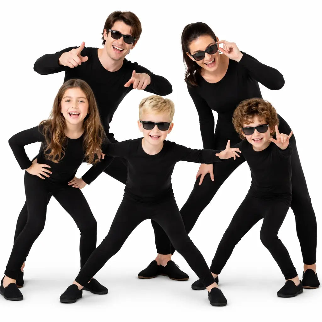 Grupo de personas con maillots negros coordinados para actuación teatral o Carnaval