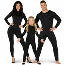 Grupo disfrazado con maillots negros coordinados actuando en Carnaval con estilo elegante y divertido